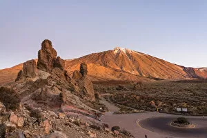 Images Dated 3rd March 2020: Roques de Garcia with mount Teide in background. Tenerife, Canary Islands, Spain