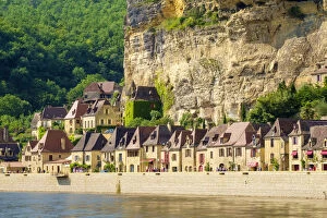 Images Dated 31st May 2014: Rows of old stone houses along Dordogne River in late afternoon, La Roque-Gageac