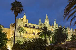 Images Dated 6th October 2017: Royal Palace of La Almudaina & Cathedral La Seu, Palma, Mallorca (Majorca), Balearic