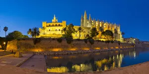 Images Dated 9th July 2021: Royal Palace of La Almudaina & Cathedral La Seu, Palma, Mallorca, Balearic Islands, Spain