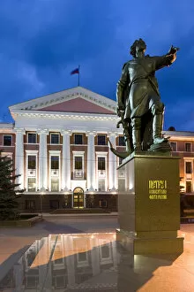 Baltic Collection: Russia, Kaliningrad, Administration building of the Russian Baltic Naval fleet, statue