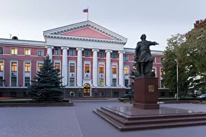 Images Dated 28th October 2008: Russia, Kaliningrad, Administration building of the Russian Baltic Naval fleet, statue