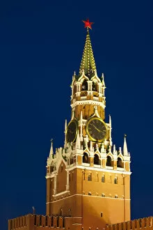 Images Dated 20th December 2012: Russia, Moscow Oblast, Moscow, Red Square, Kremlin, Kremlin Spasskaya Tower, evening