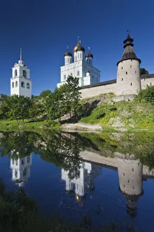 Russia, Pskovskaya Oblast, Pskov, Pskov Kremlin and Trinity Cathedral reflected in