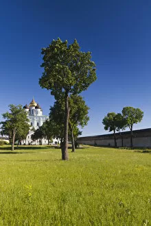 Images Dated 28th November 2011: Russia, Pskovskaya Oblast, Pskov, Pskov Kremlin and Trinity Cathedral