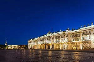 Images Dated 20th December 2012: Russia, Saint Petersburg, Center, Winter Palace, Hermitage Museum, Dvortsovaya Square