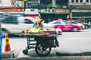 Images Dated 31st March 2018: Samphanthawong (Chinatown), Bangkok, Thailand. Street food vendor
