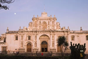 Images Dated 16th April 2008: San Jose Cathedral and Central Plaza, La Antigua Guatemala (Unesco site), Guatemala