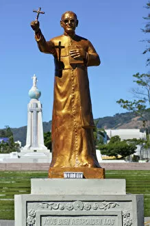 Images Dated 21st May 2013: San Salvador, El Salvador, Dawn, Savior Of The World Plaza, Statue Of Archbishop Oscar