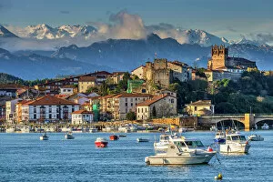 Images Dated 13th January 2023: San Vicente de la Barquera with the snowy Picos de Europa mountains in the backdrop, Cantabria