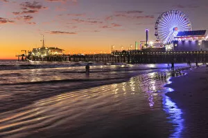 Images Dated 28th May 2021: Santa Monica Pier bei Sonnenuntergang, Santa Monica, Kalifornien, USA