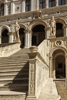 Scala dei Giganti, Sculpture Mars and Neptune in the courtyard of the Doges Palace