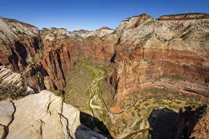 Images Dated 7th January 2020: Scenic drive road in the valley at Big Bend under Touchstone Wall in Zion Canyon