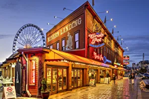 Images Dated 23rd March 2022: Scenic night view of the waterfront, Seattle, Washington, USA