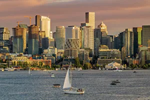 Scenic sunset view of Lake Union and downtowns skyline, Seattle, Washington, USA