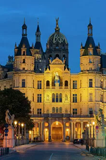 Palaces Collection: Schwerin Castle at twilight, Schwerin, Mecklenburg, Mecklenburg-Vorpommern, Germany