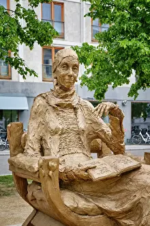 Writer Prints: A sculpture of the danish writer Karen Blixen by the sculptor Rikke Raben