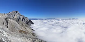 Images Dated 14th February 2017: Sea of clouds at Jade Dragon Snow Mountain (Yulong Xueshan), Lijiang, Yunnan, China