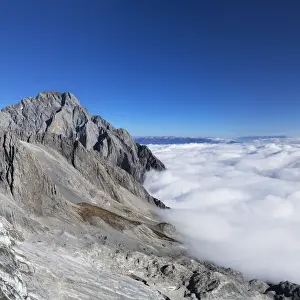 Sea of clouds at Jade Dragon Snow Mountain (Yulong Xueshan), Lijiang, Yunnan, China