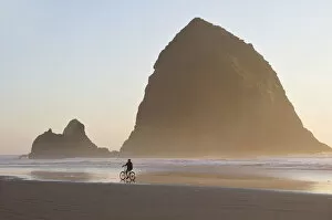 Images Dated 8th May 2012: Sea stack at Cannon Beach, Oregon Coast, USA