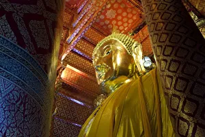 Images Dated 8th December 2010: Seated Buddha at Wat Phra Chao Phanan Choeng, Ayutthaya, Thailand