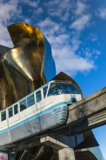 Images Dated 6th February 2015: Seattle Center Monorail passing through the Experience Music Project and Science Fiction