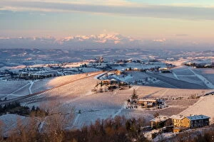 Images Dated 29th July 2021: Serralunga d Alba in winter at sunset. Italy, Piedmont, Langhe, Cuneo district