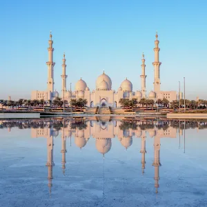 Images Dated 11th January 2018: Sheikh Zayed bin Sultan Al Nahyan Grand Mosque at sunrise, Abu Dhabi, United Arab