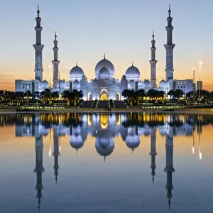 Images Dated 6th February 2017: Sheikh Zayed Bin Sultan Al Nahyan Mosque, Abu Dhabi, United Arab Emirates, UAE