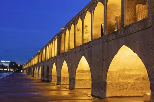 Persian Gallery: Si-o-se-pol, Allahverdi Khan Bridge at night, Zayanderud river, Isfahan, Isfahan Province