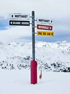 French Alps Gallery: Signpost for skiers on the pistes above Meribel-Mottaret, Meribel, Three Valleys