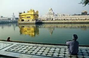 Images Dated 10th March 2009: A Sikh pilgrim pauses for reflection by Amrit Sarovar