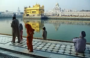 Images Dated 10th March 2009: Sikh pilgrims by Amrit Sarovar