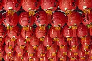 Chinatown Collection: Singapore, Chinatown, Thian Hock Keng Temple, Chinese red lanterns