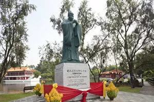 Images Dated 25th March 2010: Singapore, Confucius Statue in the Chinese Garden