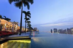 Images Dated 28th April 2011: Singapore, swimmingpool and Singapore Skyline on the 57th floor of Marina Bay Sands