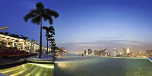 Images Dated 28th April 2011: Singapore, swimmingpool and Singapore Skyline on the 57th floor of Marina Bay Sands