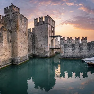 Images Dated 31st January 2020: Sirmione historic village and castle, Brescia province, Lombardy, Italy