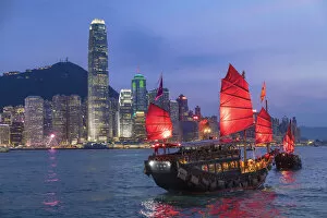 Images Dated 1st October 2019: Skyline of Hong Kong Island and junk boats at dusk, Hong Kong