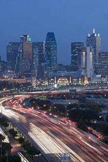 Images Dated 2nd December 2005: Skyline & Stemmons Freeway, Dallas, Texas, USA