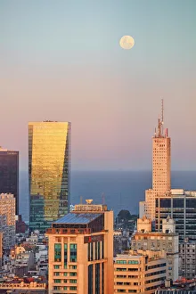 Images Dated 27th April 2023: The skyscrapers of Buenos Aires with the Full Moon and 'La Plata' river at twilight, Argentina