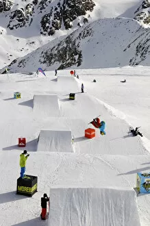 Images Dated 16th May 2014: Snowboarder, Funpark, Stubai Glacier, Tyrol, Austria