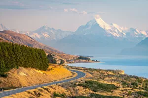 Snowcapped Mount Cook viewed from Lake Pukaki viewing point at sunrise