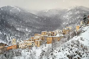 Snowfall Collection: Snowfall on the old village of Villalago, Abruzzo national park, L'aquila province, Abruzzo, Italy