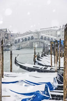 Images Dated 1st March 2018: Snowfall at Rialto Bridge, Venice, Veneto, Italy