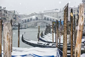 Images Dated 13th March 2018: Snowfall at Rialto Bridge, Venice, Veneto, Italy