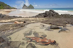 South America, Brazil, Pernambuco, Fernando de Noronha Island, women bathing in rock