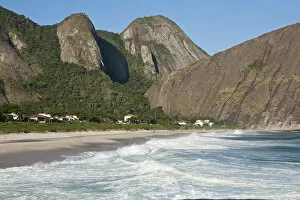 South America, Brazil, Rio de Janeiro state, Niteroi, heavy surf on Itacoatiara beach