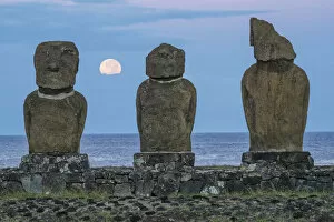 Images Dated 10th May 2016: South America, Chile, Easter Island, Isla de Pascua, Moai stone human figures under