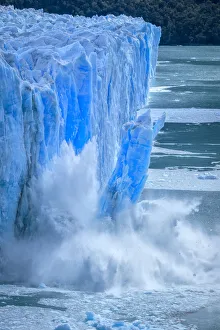 South America, Patagonia, Argentina, El Chalten, calving glacier in Los Glaciares